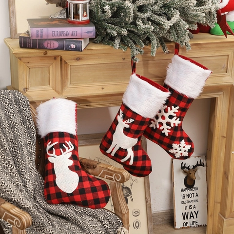 Chaussette De Noël Tissu À Carreaux Rouge Noir Revers En Fausse Fourrure Blanche Appliques Renne Flocon De Neige Décoration