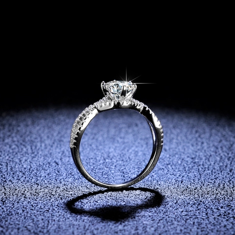 Anello in Argento Sterling 925 per Donna Sei Griffe Rotondo 1 Carato Moissanite Strass Fascia Intrecciata Matrimonio Gioielli