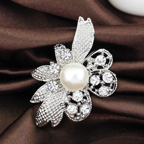 Élégante Broche Fleur en Alliage avec Perle Artificielle pour Femmes Épingle Strass Brillante pour Robe Écharpe Chapeau Manteau Bijoux de Mode Cadeau