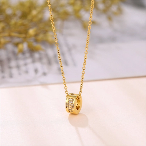 Zylindrische Anhänger Halskette 18K Vergoldeter Titanstahl Einfache Elegante Zirkon Eingelegte Schlüsselbeinkette Für Damen