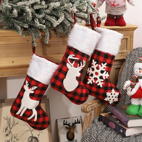 Chaussette De Noël Tissu À Carreaux Rouge Noir Revers En Fausse Fourrure Blanche Appliques Renne Flocon De Neige Décoration