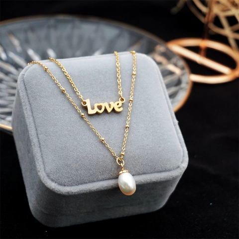 Collana A Doppio Strato In Acciaio Inossidabile Con Perla Artificial D'acqua Dolce E Pendente Con Lettera Gioielli Moda Retro