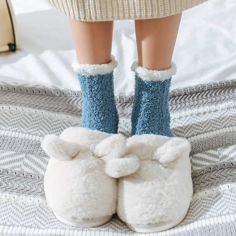 Chaussettes Douces Femme en Molleton de Corail Torsadé Chaussettes de Sommeil Chaudes Épaisses Doublées de Polaire avec Pompons Décoratifs