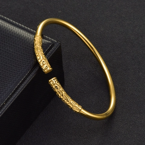Retro Titanstahl Offener Armreif Geschnitztes Wolkenmuster Goldenes Design Ethnischer Schmuck Unisex Verstellbar