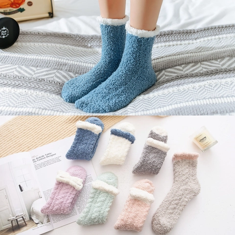 Chaussettes Douces Femme en Molleton de Corail Torsadé Chaussettes de Sommeil Chaudes Épaisses Doublées de Polaire avec Pompons Décoratifs