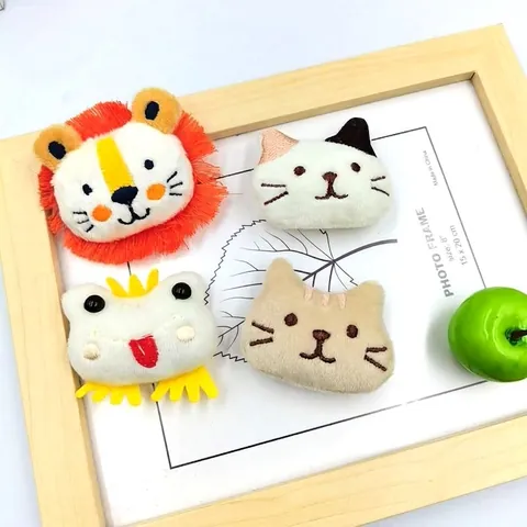 Plüsch Cartoon Tier Broschen Süße Löwe Katze Frosch Stofftier Nadeln Für Rucksäcke Kleidung Dekoration DIY Accessoires