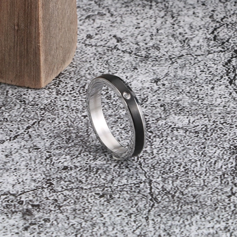 Bague Homme En Acier Inoxydable Minimaliste Avec Rhinestone Inlay Couleur Divisée Finition Brossée Bijou Mode Accessoire