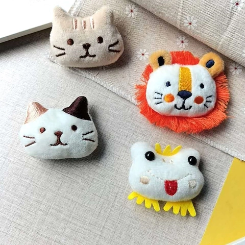 Plüsch Cartoon Tier Broschen Süße Löwe Katze Frosch Stofftier Nadeln Für Rucksäcke Kleidung Dekoration DIY Accessoires