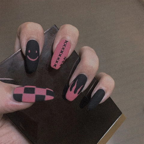 Press On Nails Lange Coffin Matte Künstliche Fingernägel Lila Schwarz Flamme Herz Schachbrett Gothic Dark Cool Style Für Damen