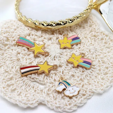 Ciondoli Pendenti In Lega Smaltata Carino Cartone Animato Viso Sorridente Stella Nuvola Arcobaleno Per Produzione Gioielli DIY