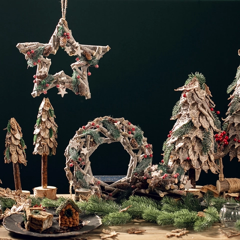 Corona De Navidad Aro De Mimbre Madera Estrella Colgante Piñas Bayas Rojas Efecto Nieve Decoración Rústica De Pared Y Puerta