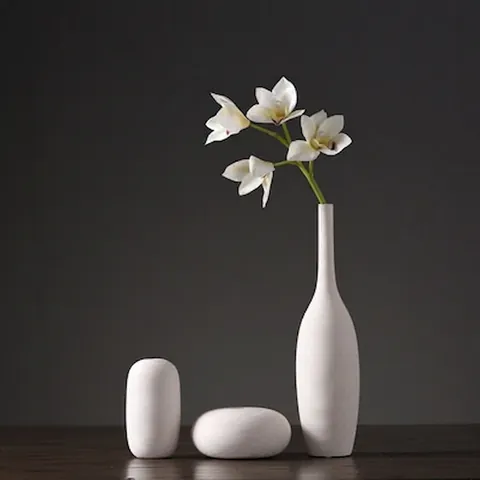 Moderne Witte Keramische Vaas Minimalistische Geribbelde Spiraalstructuur Handgemaakte Decoratieve Bloemenfles Voor Zen Decor