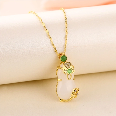 Collier Pendentif Qipao Chaîne En Acier Titane Cuivre Plaqué Or 18K Incrusté D'imitation Jade Style Ethnique Pour Femmes