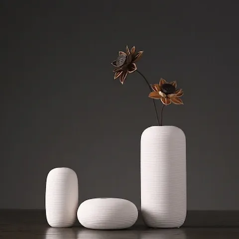Moderne Witte Keramische Vaas Minimalistische Geribbelde Spiraalstructuur Handgemaakte Decoratieve Bloemenfles Voor Zen Decor