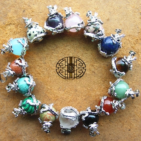Ciondolo a Forma di Sfera del Drago in Stile Cinese Vintage Pietra Naturale Cristallo Drago Avvolto Gioielli Regalo Unisex
