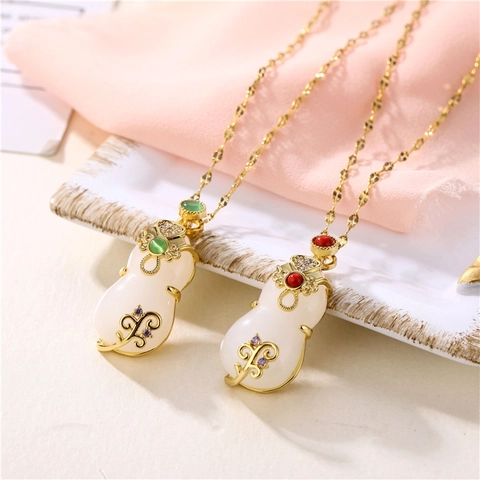 Collier Pendentif Qipao Chaîne En Acier Titane Cuivre Plaqué Or 18K Incrusté D'imitation Jade Style Ethnique Pour Femmes