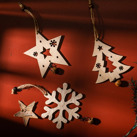Hölzerner Weihnachtsschmuck Mit Metallglocken Und Hanfseil Ausgehöhlte Schneeflocke Baum Stern Vintage Rustikale Feiertagsdeko