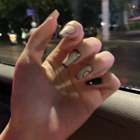 Uñas Postizas Estilo Dibujos Animados 2D Francés Trapezoidales Largas Con Perlas Artificiales Negro Mate Beige Diseño Geométrico