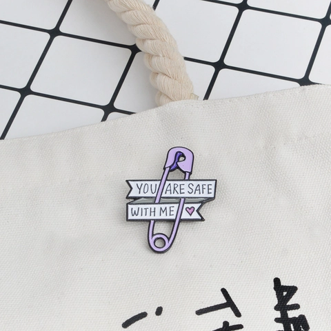 Spilla da Balia in Smalto Viola Con Scritta You Are Safe With Me Distintivo a Cuore In Lega Di Zinco Per Zaino Giacca Donna Gioielli