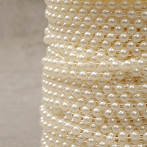 Catena di Perle Artificiali ABS Perle Rotonde Collegate per Decorazione Matrimonio Gioielli Fai da Te Artigianato Beige Bianco