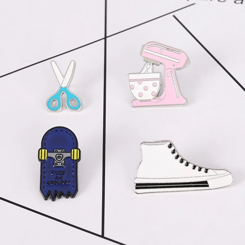 Spilla In Smalto Creativo Cartone Animato Skateboard Forbici Sneaker Mixer Pin In Lega Di Zinco Per Vestiti Zaino Cappello Unisex