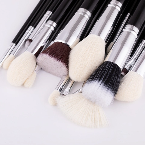 Professionelle Make-up-Pinsel Synthetikfasern Holzgriff Gesicht Augen Beauty-Tools Konturieren Verblenden Foundation-Pinsel