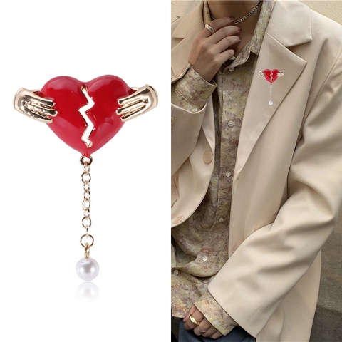 Spilla in Lega Creativa con Cuore Spezzato ECG e Mani che Abbracciano con Perla Artificiale Goccia d'Olio per Donna Gioielli di Moda
