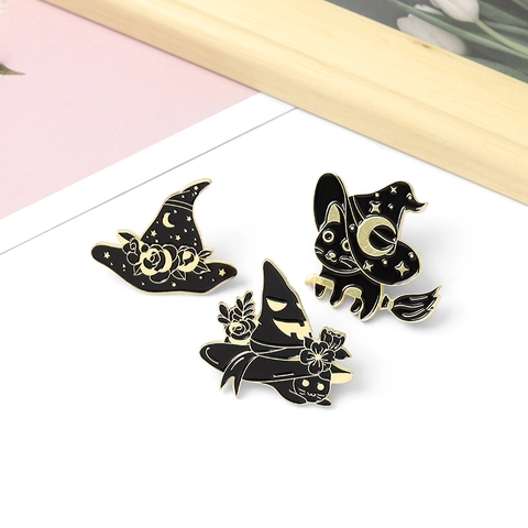 Broche en Alliage Émaillé Halloween Chat Noir Chapeau de Sorcier Pins Laqué Sorcière Lune Étoile Badge pour Sac à Dos Vêtements Bijoux Cadeau