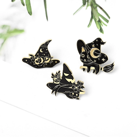 Spilla da Balia in Smalto Halloween Gatto Nero Cappello da Strega per Uomo Donna Lega Gotica Gatto che Cavalca Scopa Luna Floreale Gioielli Regalo