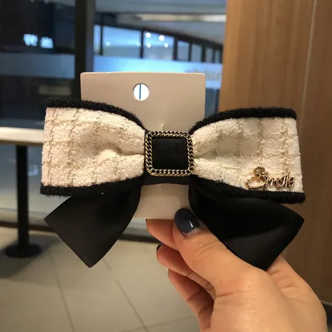 Große Schleife Haarklammer Tweed Satin Stoff Retro Französischer Stil Goldkette Quadratischer Knopf Lächeln Brief Elegant