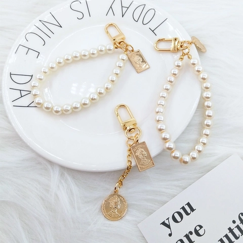 Vintage Queen Portrait Faux Pearl Chain Keychain Gold Metal Coin Pendant Bag Charm For Women Elegant Retro Key Ring Jewelry Gift