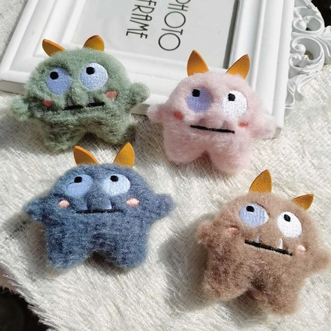 Broche Monstre En Peluche Mignonne Brodé Doux Accessoire Décoratif Pour Sacs Vêtements Chapeaux Pulls