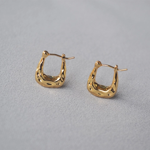Retro Messing 18K Vergoldet Gehämmerte Textur U-Förmige Ohrhaken Damen Minimalistische Geometrische Flüssigmetall Schmuck Ohrringe