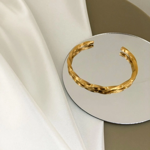 Mobius Twist Open Bangle For Women 18K Gold Plated Titanium Steel Minimalist Geometric Polished Light Luxury Jewelry