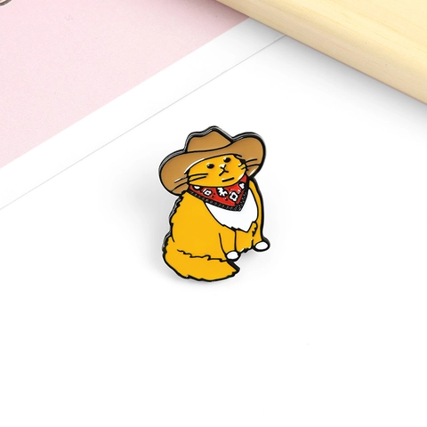 Spilla Gatto Cowboy Cartone Animato Pin Smalto Lega Distintivo Animale Cappello Denim Giallo Sciarpa Rossa Gioiello