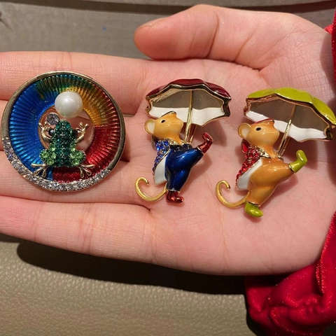 Spilla In Smalto Animale Cartone Animato Lega Strass Perla Artificial Topo Rana Scoiattolo Con Ombrello Spilla Per Donne