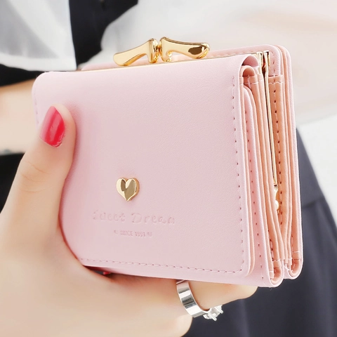 Portefeuille Femme En Cuir PU Court Pliable En Trois Avec Charme De Coeur Mignon Douce Style Coréen Porte-monnaie Fermoir
