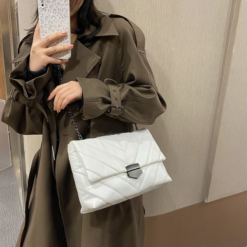 Damen Umhängetasche PU Leder V-Gesteppt Chevron Metallkette Mode Trendy Klappe Quadratische Umhängetasche