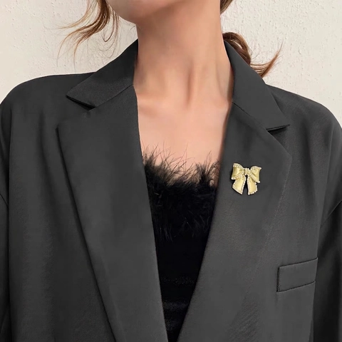 Alloy Brooch Pin With Faux Artificial Pearl And Rhinestone Bow Flower Happy Face Designs Elegant Fashion Accessory For Women