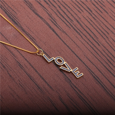Vertikale LOVE Anhänger Halskette Vergoldetes Kupfer Mit Blauem Zirkonia Minimalistischer Eleganter Modeschmuck Für Damen