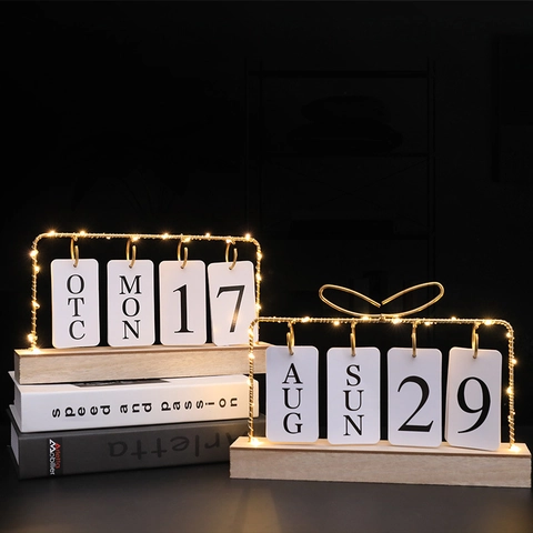 Nordischer Ewiger Umblätterkalender Mit LED-Licht Holzsockel Goldener Metallrahmen Minimalistisches Schreibtischdekor