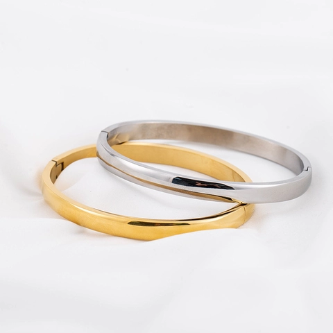 Bracciale Rigido Minimalista Acciaio Inossidabile Placcato Oro 18K Lucidato A Specchio Geometrico Ovale Chiusura A Cerniera