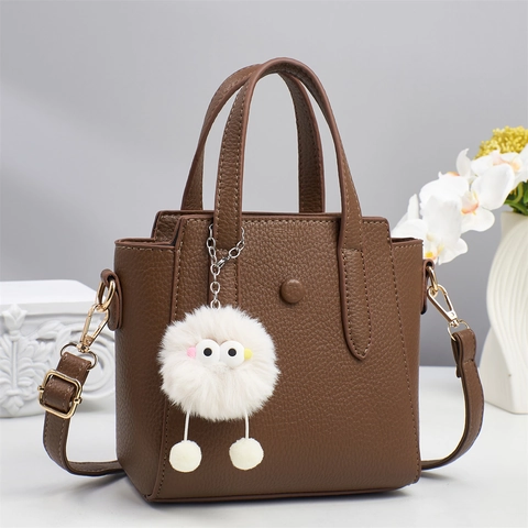 Dames Handtas Van PU-Leer Met Litchi-Patroon Grote Capaciteit Schoudertas Met Pluche Monster Hanger Chic Commuter Tote