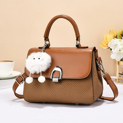 Borsa A Tracolla Patchwork Da Donna Borsa A Mano In Pelle PU Trama Intrecciata Con Ciondolo Peluche Tracolla Regolabile