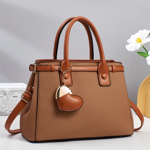 Sac À Main En Cuir PU À Texture Tissée Avec Pendentif Coeur Quincaillerie Dorée Bandoulière Réglable Pour Femmes