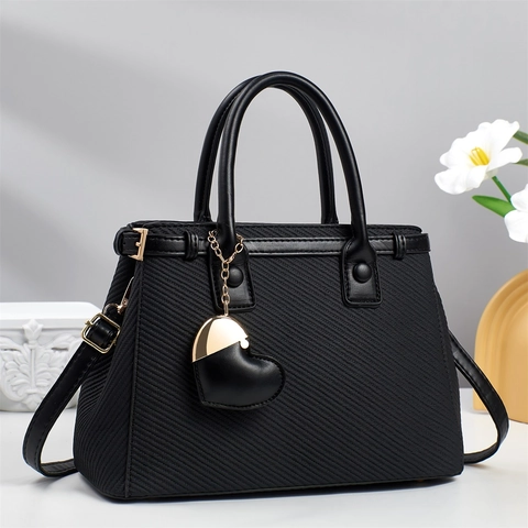 Sac À Main En Cuir PU À Texture Tissée Avec Pendentif Coeur Quincaillerie Dorée Bandoulière Réglable Pour Femmes