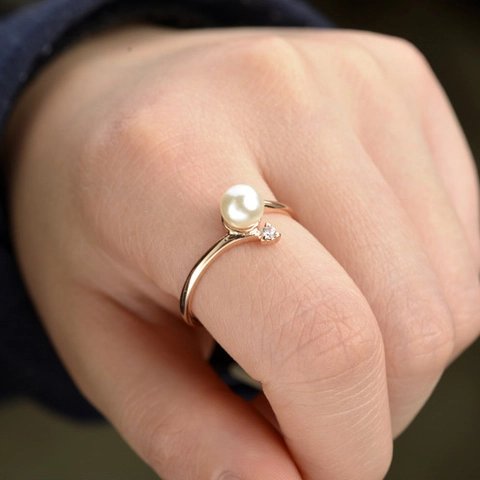 Eleganter Künstliche Perlenring Mit Zirkon Akzent Einfaches Wellendesign Legierung 18K Vergoldeter Schmuck Für Damen