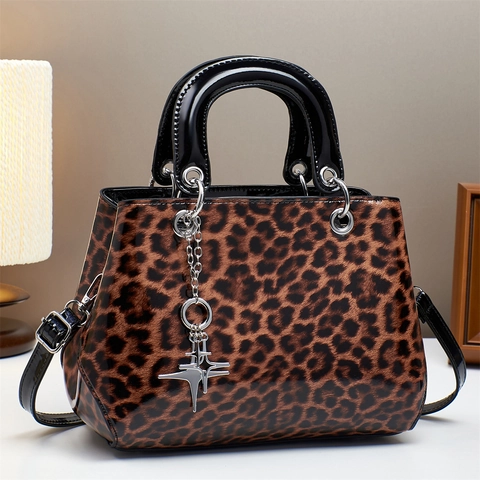 Sac À Main Femme En Cuir PU Verni Brillant À Imprimé Léopard Grand Sac Fourre-Tout Avec Pendentif Étoile Et Bandoulière Amovible