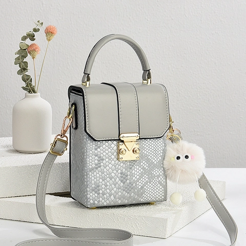 Sac pour Téléphone Portable Femme en Cuir PU Motif Serpent Petit Sac Carré Bandoulière Avec Charme en Peluche Verrou en Métal Sac à Main Sac à Épaule