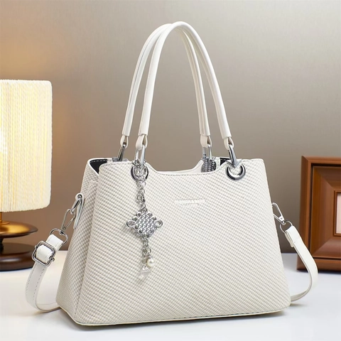 Sac À Main Femme En Cuir PU Mode Texture Tissée Sac À Épaule Grande Capacité Sac Bandoulière Avec Pendentif Künstliche Perle Matériel Argent